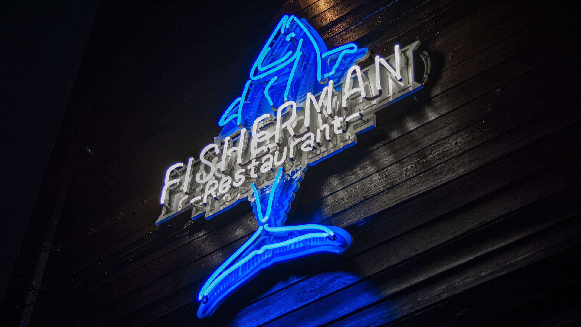 fisherman fisher man - fisherman-restaurant-neon-blue-white-neon-on-the-wall-restaurant-neon-on-desks-neon-at-height-lit-fisherman-neon-at-the-entry-sopot (28)  